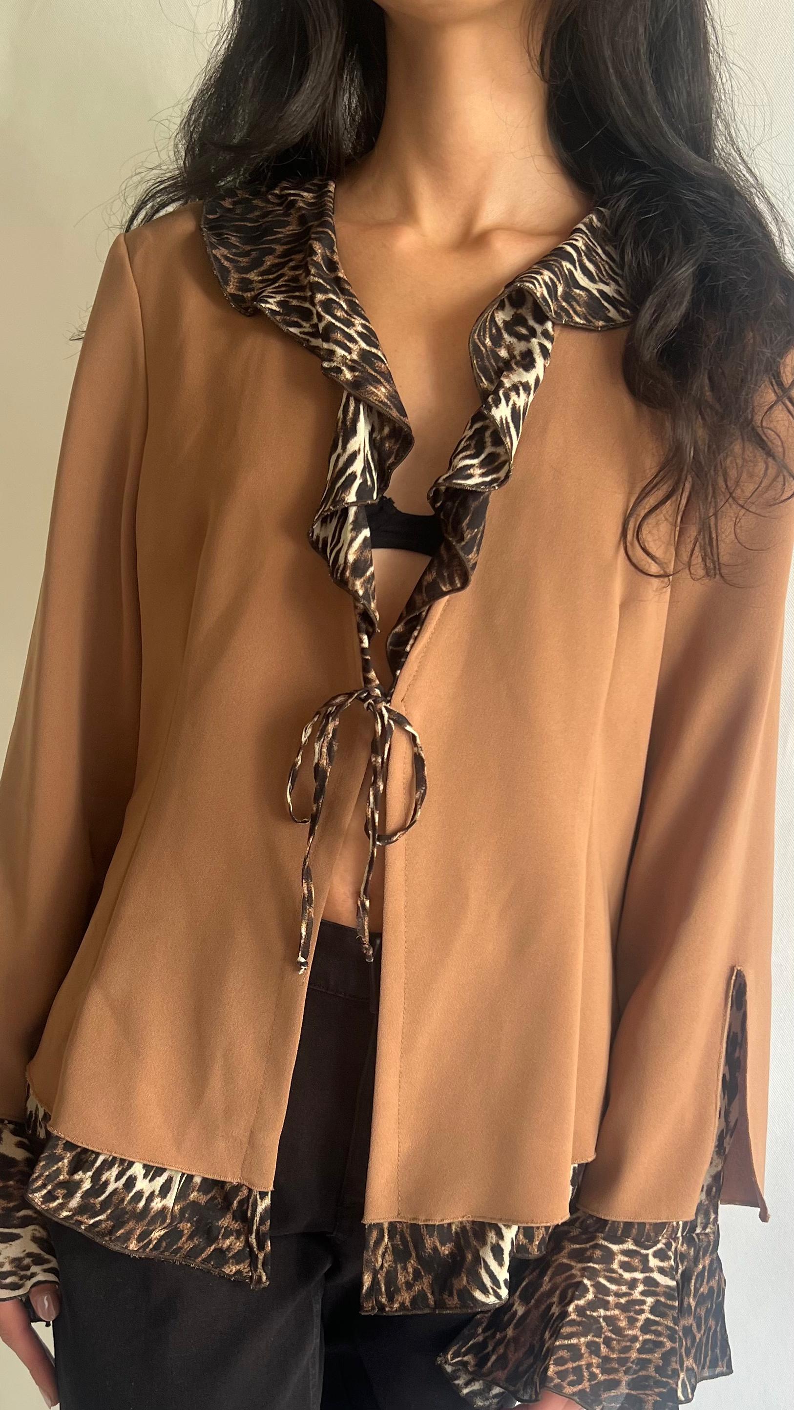 Light blazer featuring a leopard print layer