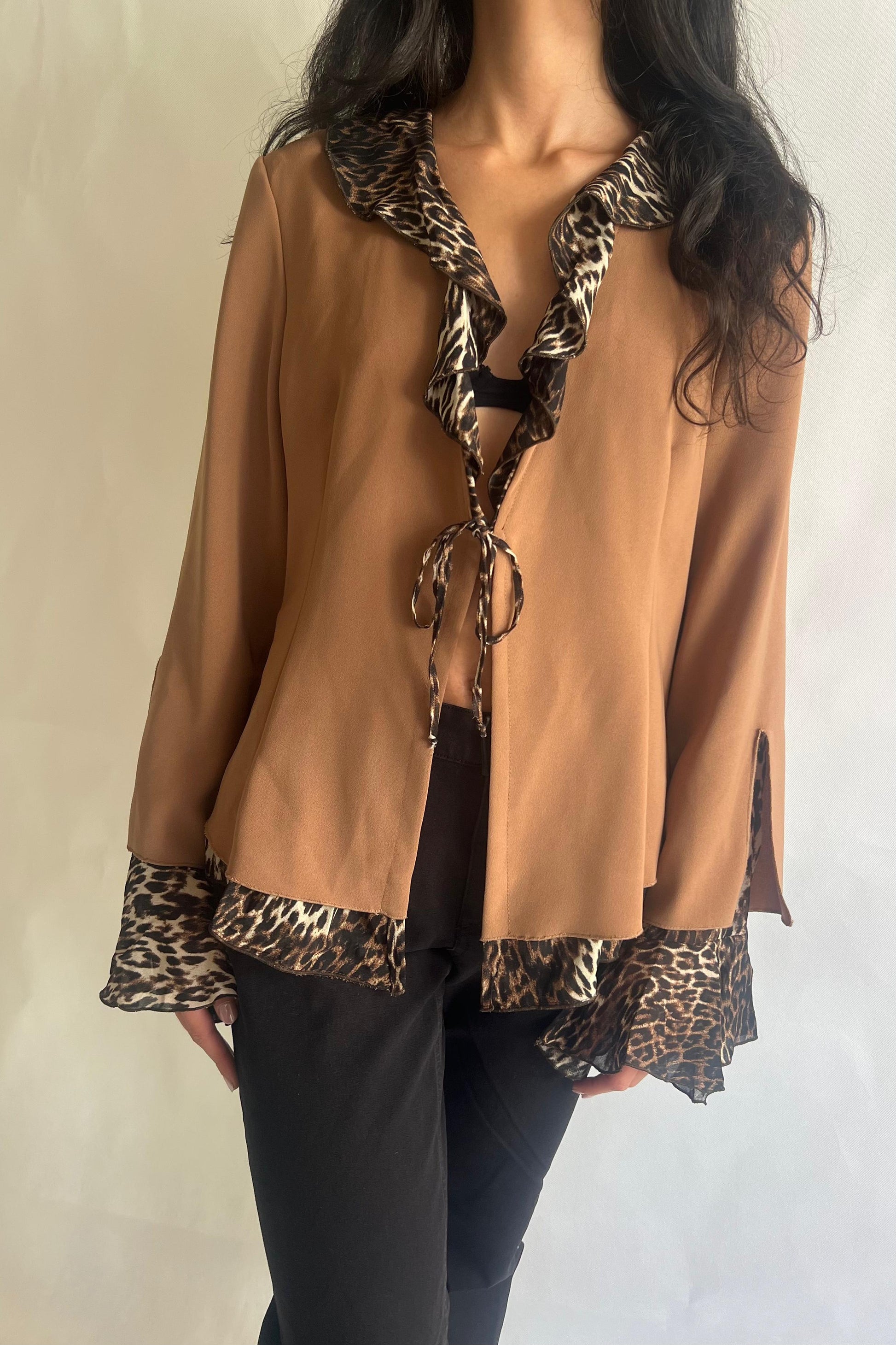Light blazer featuring a leopard print layer