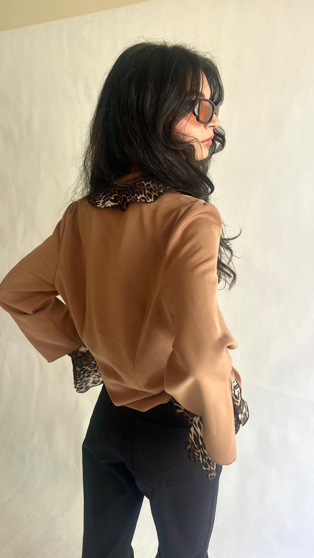 Light blazer featuring a leopard print layer