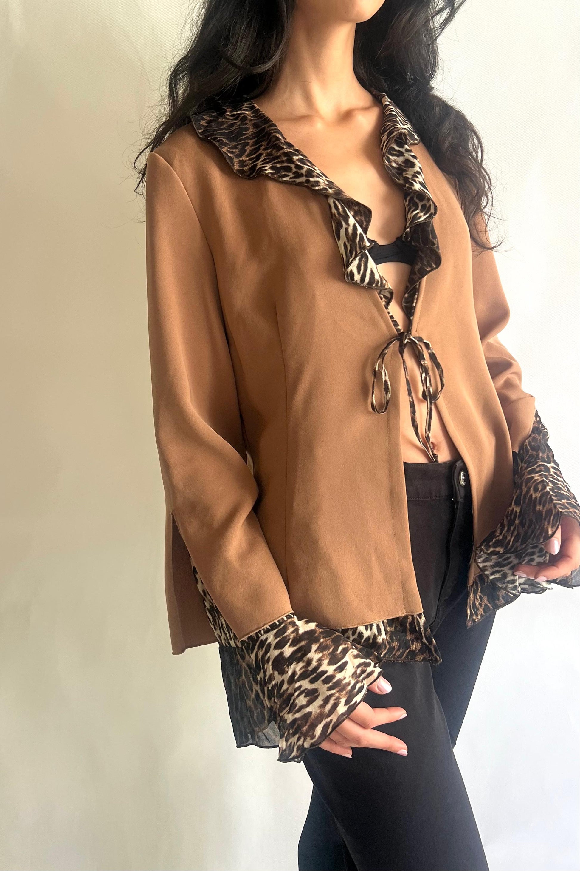 Light blazer featuring a leopard print layer